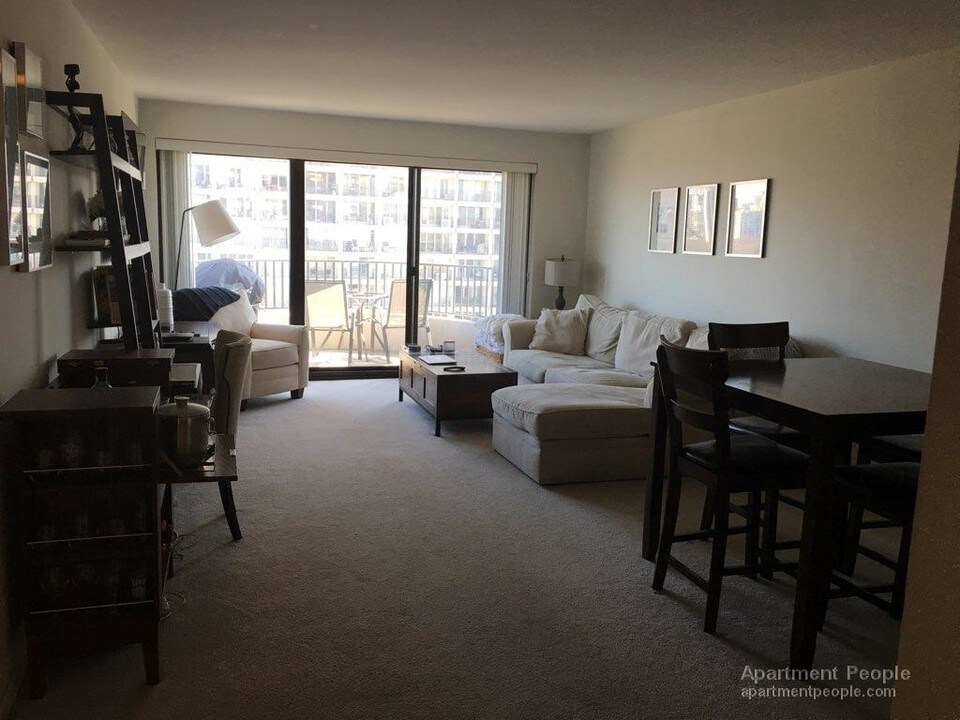 2020 N Lincoln Park W-Unit -10H in Chicago, IL - Building Photo