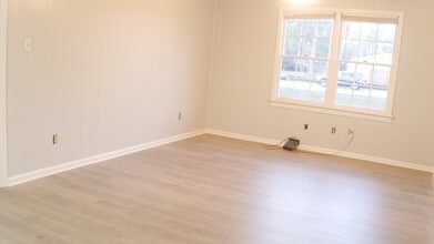 2412 Jerry Jones Drive in Valdosta, GA - Foto de edificio - Building Photo