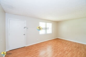 4533 Jade Dr E in Jacksonville, FL - Foto de edificio - Building Photo