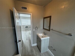 1920 Washington Ave in Opa Locka, FL - Foto de edificio - Building Photo