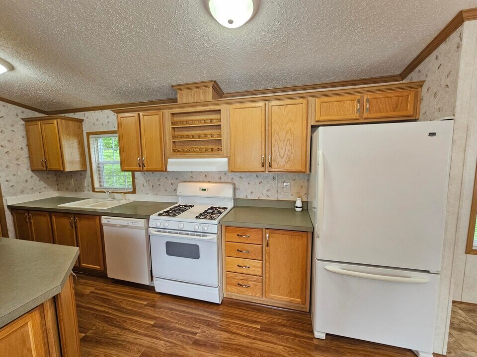 27 Pine Cir in Sauquoit, NY - Building Photo