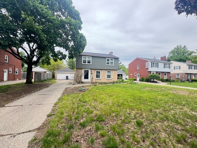 1935 Plymouth Terrace SE in Grand Rapids, MI - Building Photo - Building Photo