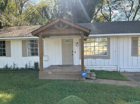 3815 Ridgecrest Cir SW in Huntsville, AL - Building Photo