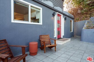 8464 Cole Crest Dr in Los Angeles, CA - Building Photo - Building Photo