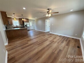 1296 Micol Rd in Newton, NC - Foto de edificio - Building Photo