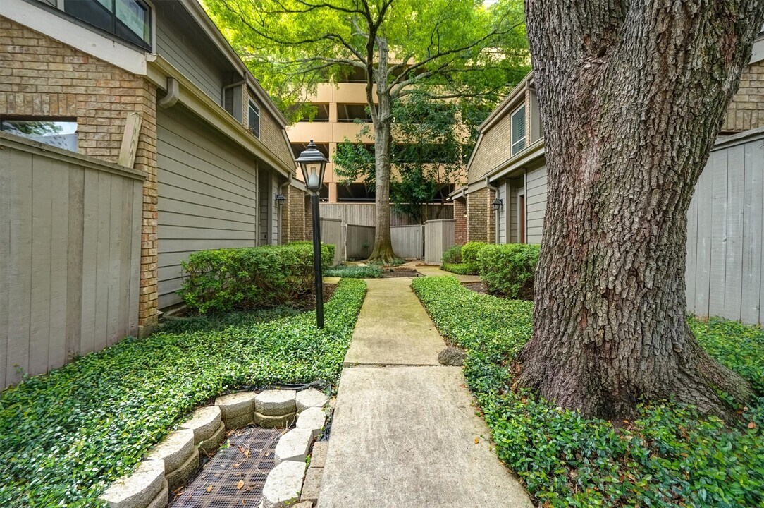 2601 Augusta Dr in Houston, TX - Building Photo