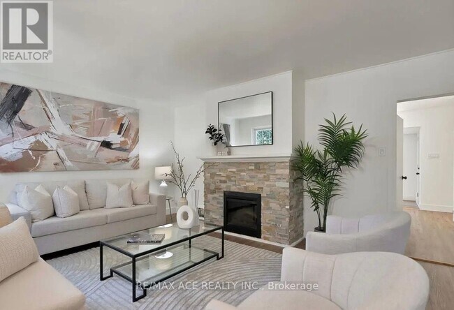 596 Pharmacy Ave in Toronto, ON - Building Photo - Building Photo