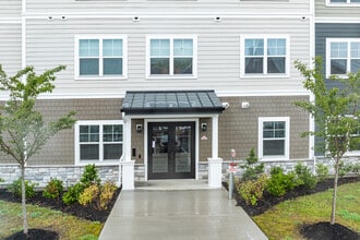 Henderson Square in Monmouth Junction, NJ - Foto de edificio - Building Photo