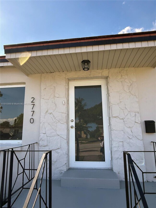 2770 SW 34th Ct in Miami, FL - Building Photo - Building Photo