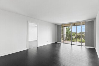 9470 Poinciana Pl in Davie, FL - Foto de edificio - Building Photo