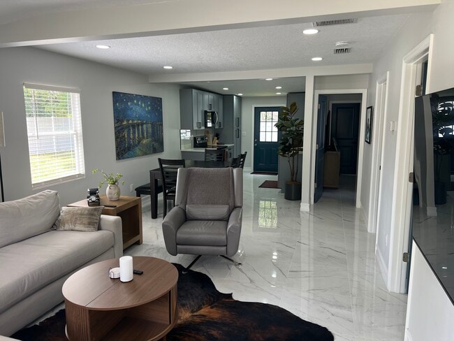 6704 N 11th St in Tampa, FL - Foto de edificio - Building Photo