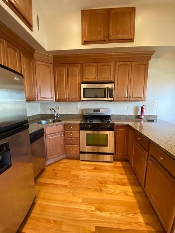 261 W 2nd St, Unit 3