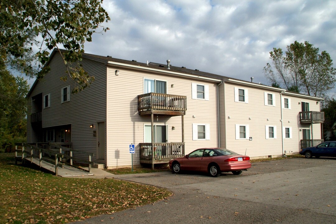 Crosscreeks Apartments in Temperance, MI - Building Photo