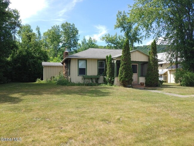 property at 2001 NY-9N Scenic