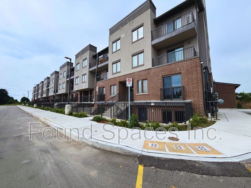 350 Fisher Mills Rd in Cambridge, ON - Building Photo