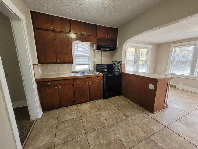 2414 Indianola Ave in Des Moines, IA - Building Photo - Building Photo