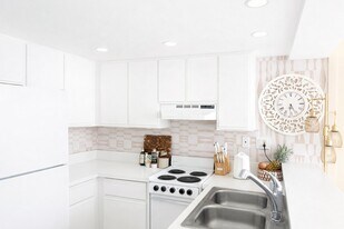 540 Brickell Key Dr, Unit 1721 in Miami, FL - Building Photo