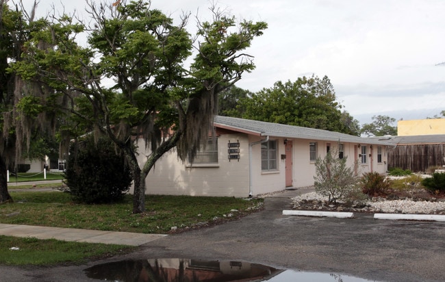 5868 Colonial Dr in Sarasota, FL - Foto de edificio - Building Photo
