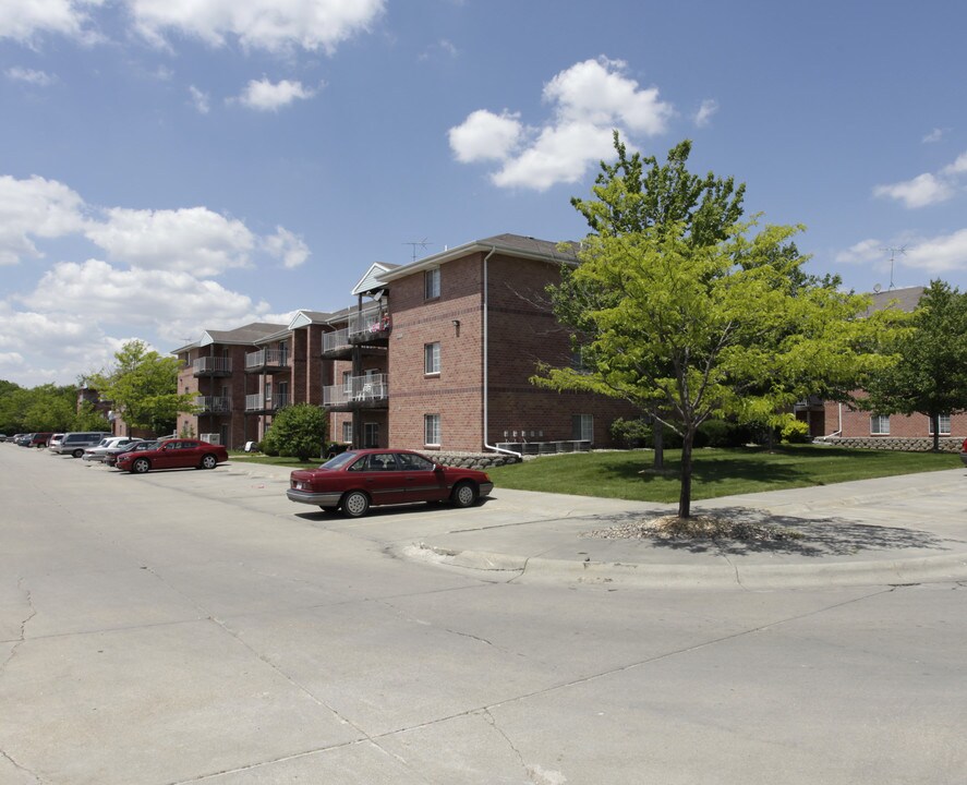 Embassy Park Apartments in Lincoln, NE - Building Photo