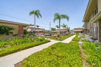 Elizabethan Townhouse in Garden Grove, CA - Foto de edificio - Building Photo