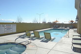 Via Vista Apartment Community in Rio Rancho, NM - Foto de edificio - Building Photo