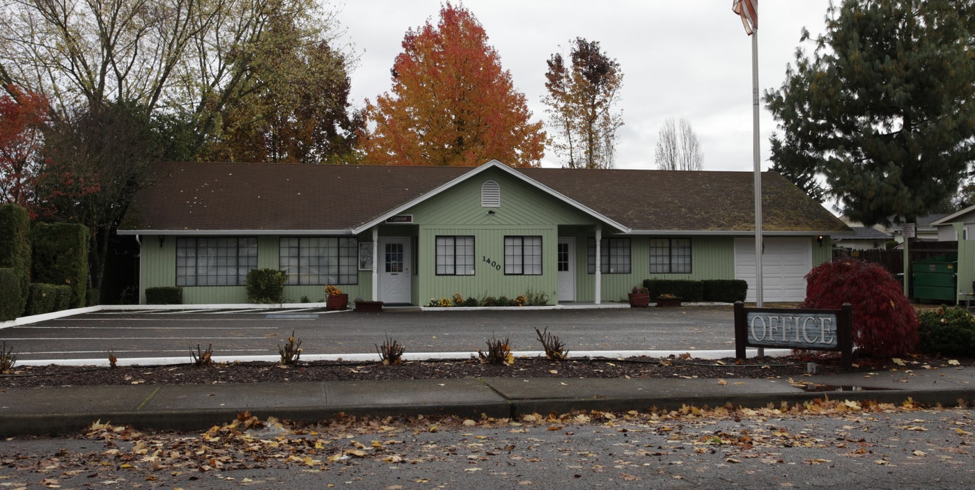 1400 S Elm St in Canby, OR - Building Photo