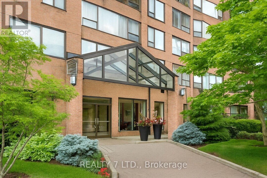 1270 Maple Crossing Blvd in Burlington, ON - Building Photo