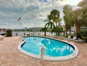 2200 Diana Dr-Unit -409 in Hallandale Beach, FL - Building Photo - Building Photo
