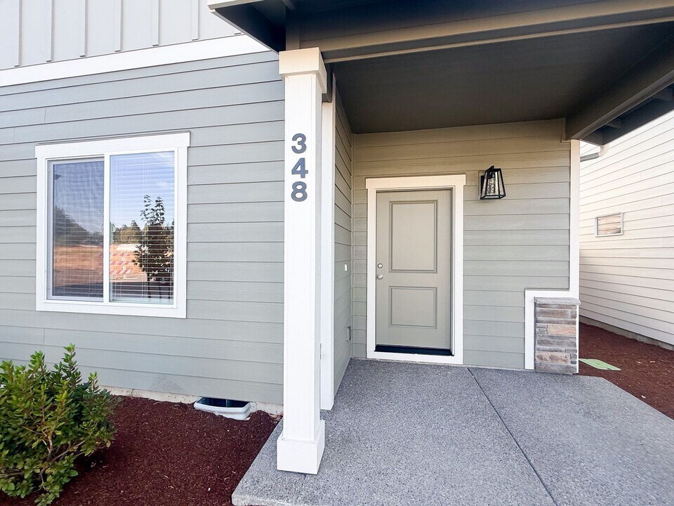 348 SE Shetterly Dr in Dallas, OR - Building Photo
