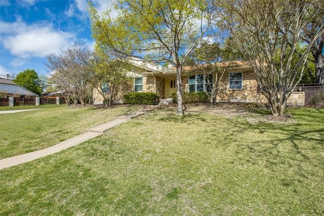 8005 San Cristobal Dr in Dallas, TX - Building Photo - Building Photo