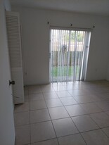 8695 NW 6th Ln, Unit 102 in Miami, FL - Foto de edificio - Building Photo