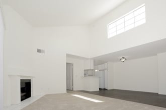 Maravilla Apartments at CSUN in Northridge, CA - Foto de edificio - Interior Photo