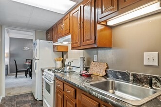 Oxford Manor Apartments and Townhomes in Mechanicsburg, PA - Building Photo - Building Photo