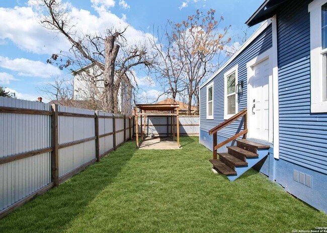 415 S Olive St in San Antonio, TX - Foto de edificio - Building Photo