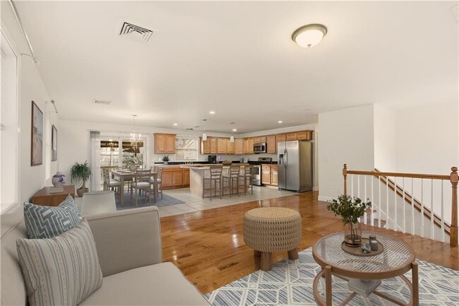 37 Thayer St in Bristol, RI - Building Photo - Building Photo