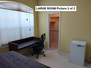 8934 Aberdeen Oaks Dr in Houston, TX - Building Photo - Building Photo