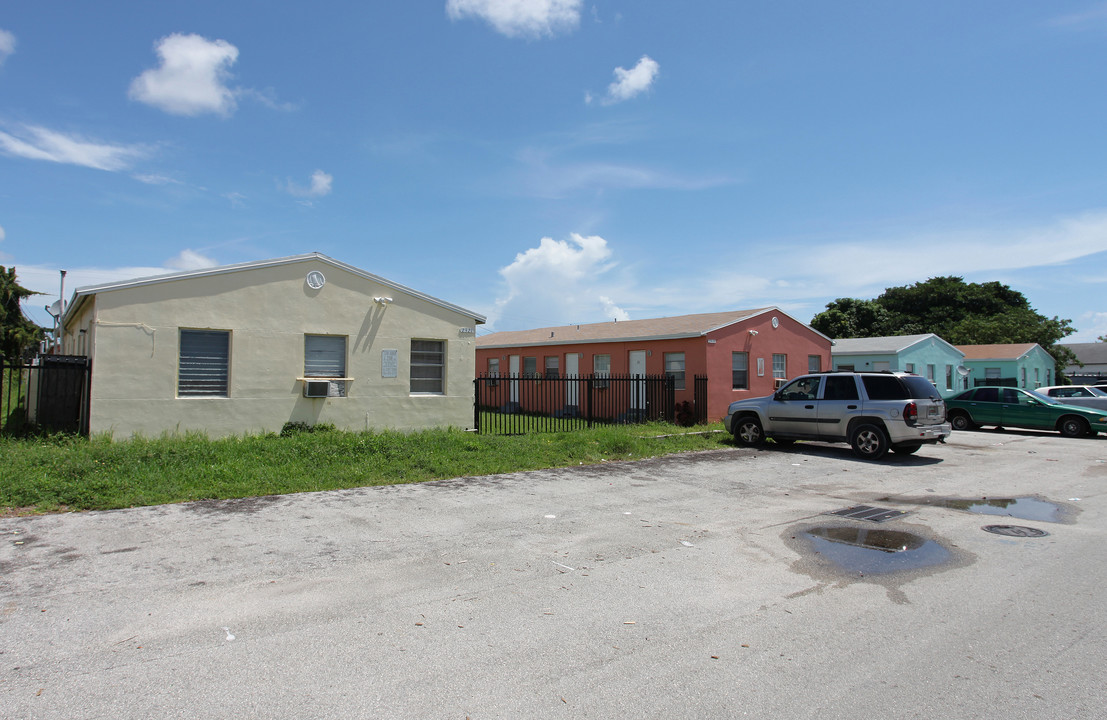 Madison Apartments in Hollywood, FL - Building Photo