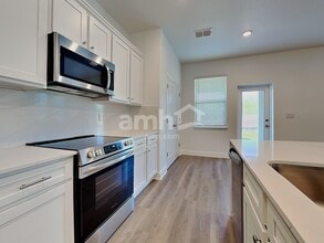 6756 Atlantic Bch Ave in Wesley Chapel, FL - Foto de edificio - Building Photo