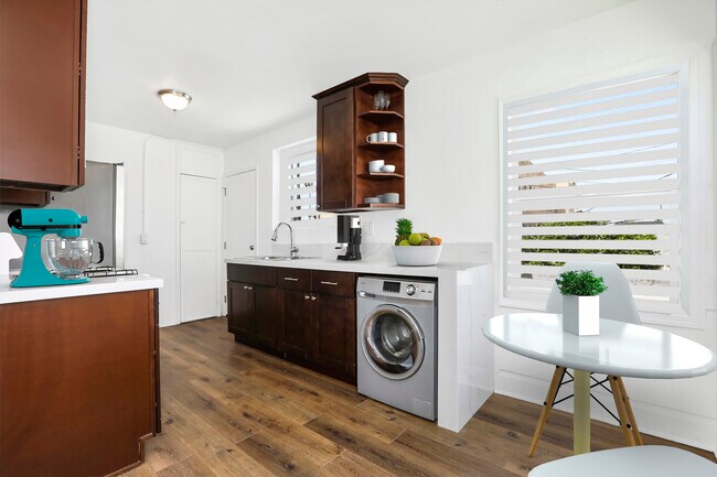 151 N Edgemont St, Unit 151 in Los Angeles, CA - Building Photo - Building Photo