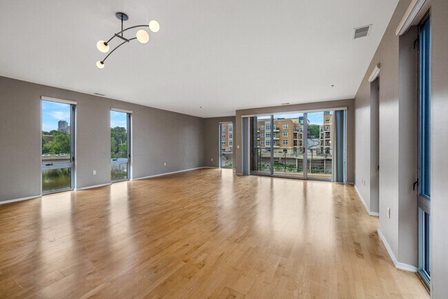 2050 N Commerce St, Unit 302 in Milwaukee, WI - Foto de edificio - Building Photo