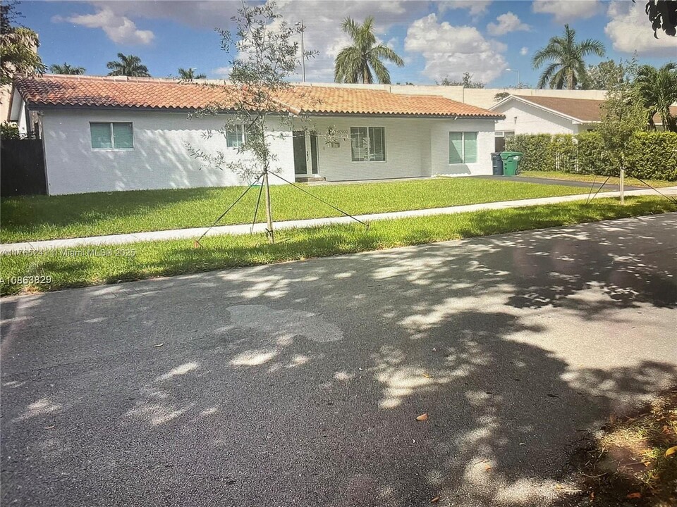 10900 SW 107th Ave in Miami, FL - Building Photo