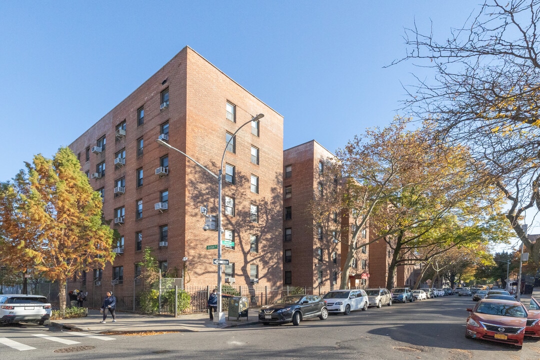 2750 Olinville Ave in Bronx, NY - Foto de edificio