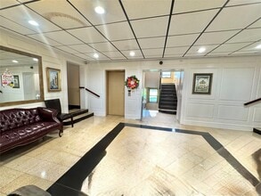 7 Bond St in Great Neck, NY - Building Photo - Building Photo