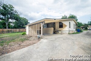 223 Northill Dr in San Antonio, TX - Foto de edificio - Building Photo