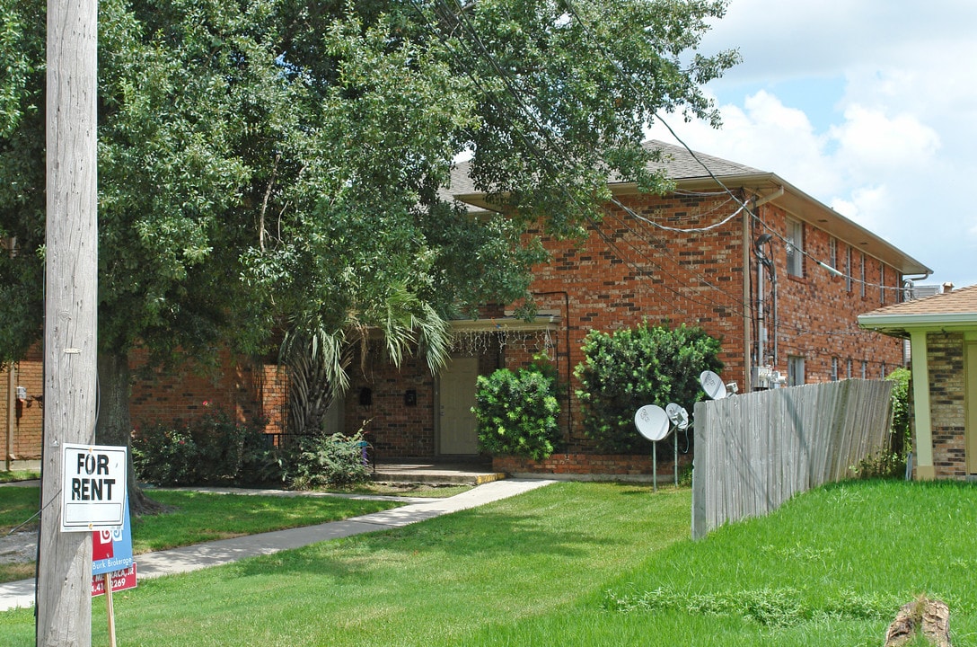 3107 Lake Villa Dr in Metairie, LA - Foto de edificio