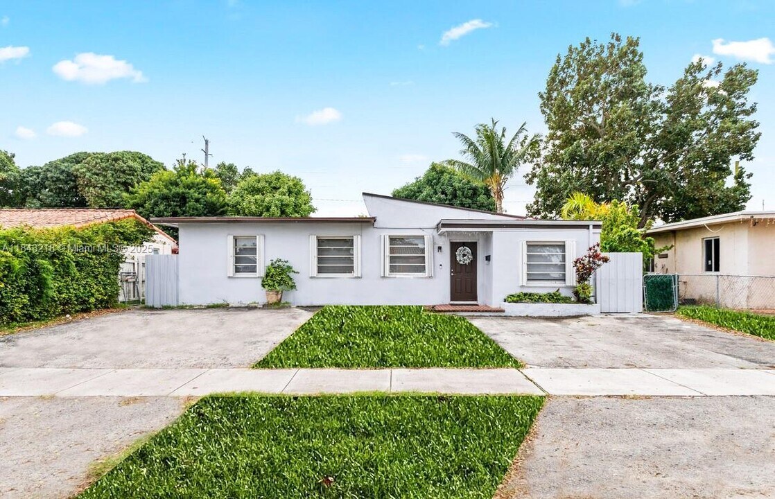 6840 SW 3rd St in Miami, FL - Building Photo