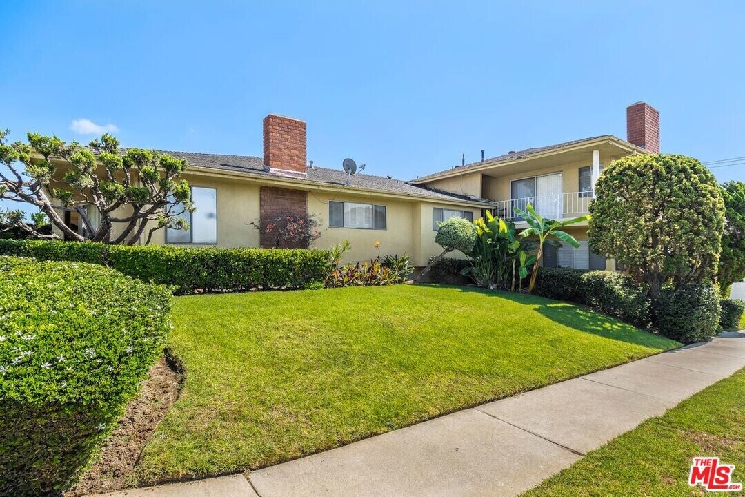 5804 S Kings Rd in Los Angeles, CA - Building Photo