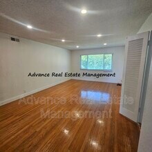 6925 Chevy Chase Way in Sacramento, CA - Building Photo - Building Photo