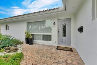 5921 NE 15th Ave in Fort Lauderdale, FL - Building Photo - Building Photo
