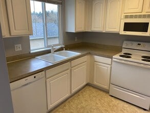 13216 NE Salmon Creek Ave in Vancouver, WA - Foto de edificio - Building Photo